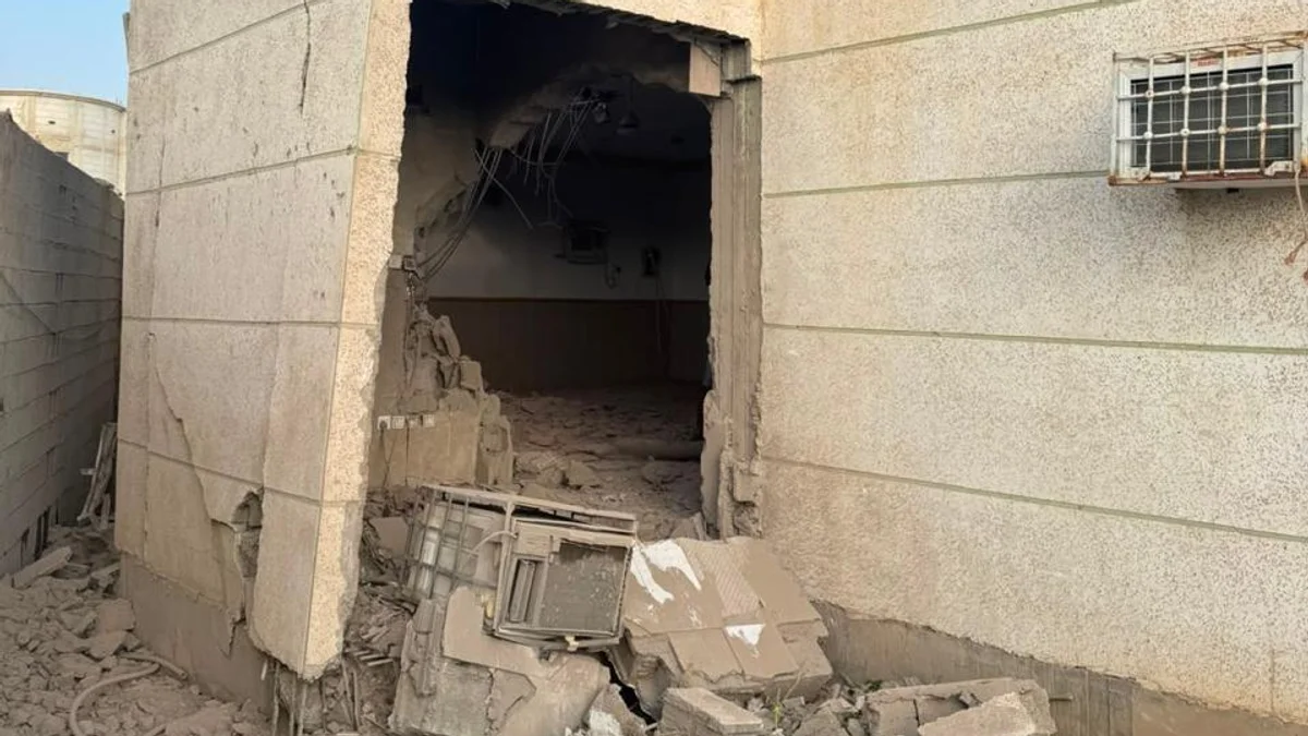 Projectile by Yemen’s Houthis injured two and inflicted damage on mosque, several buildings and vehicles. (SPA)