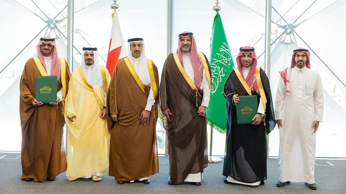 Prince Faisal bin Salman witnesses the signing of an MoU to strengthen research and knowledge cooperation between Saudi Arabia and Bahrain. (SPA)