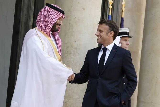 France’s President Emmanuel Macron greets Saudi Crown Prince Mohammed bin Salman at presidential Elysee Palace. (File/AFP)