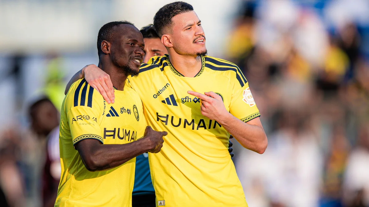 Sadio Mane and Abdullah Al-Hamddan pose after the latter's opener. (SPL)