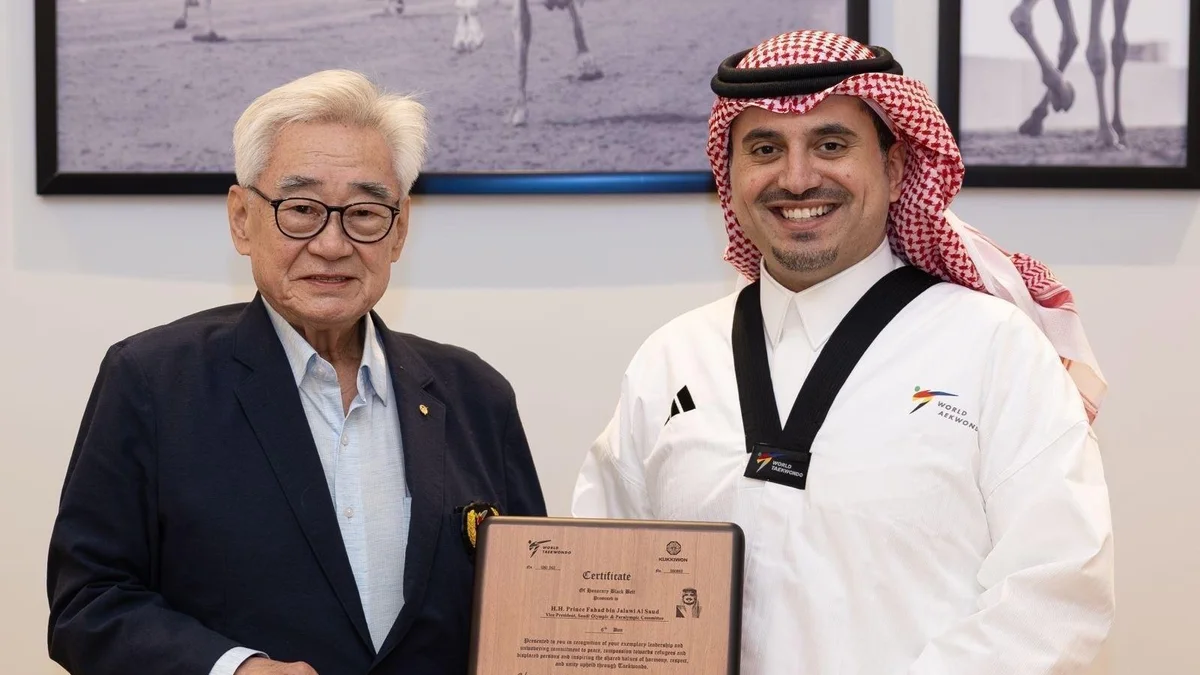 Prince Fahad bin Jalawi bin Abdulaziz received an honorary 6th Dan black belt from World Taekwondo President Chungwon Choue. (SPA)