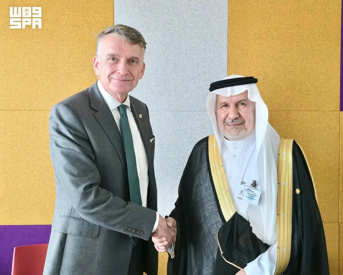 KSrelief Supervisor-General Dr. Abdullah Al-Rabeeah meets UNRWA acting Commissioner-General Christian Saunders.