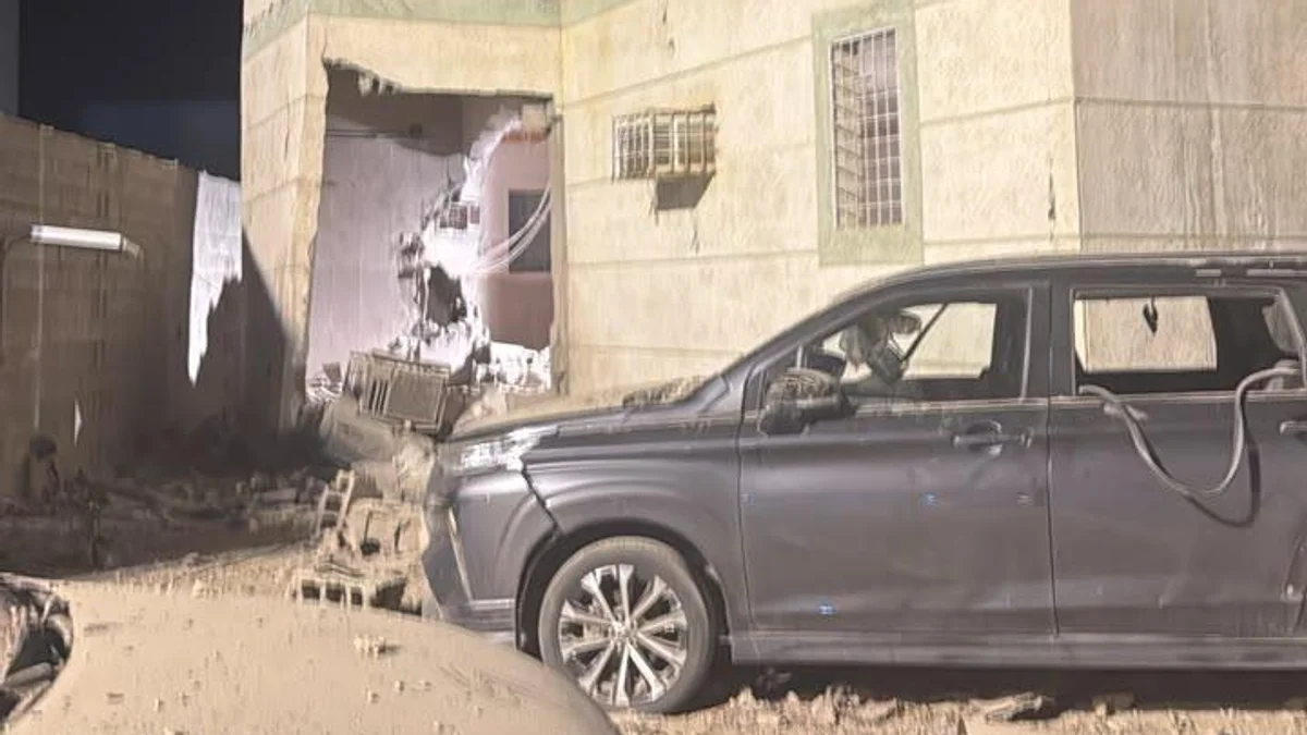 Projectile by Yemen’s Houthis injured two and inflicted damage on mosque, several buildings and vehicles. (SPA)