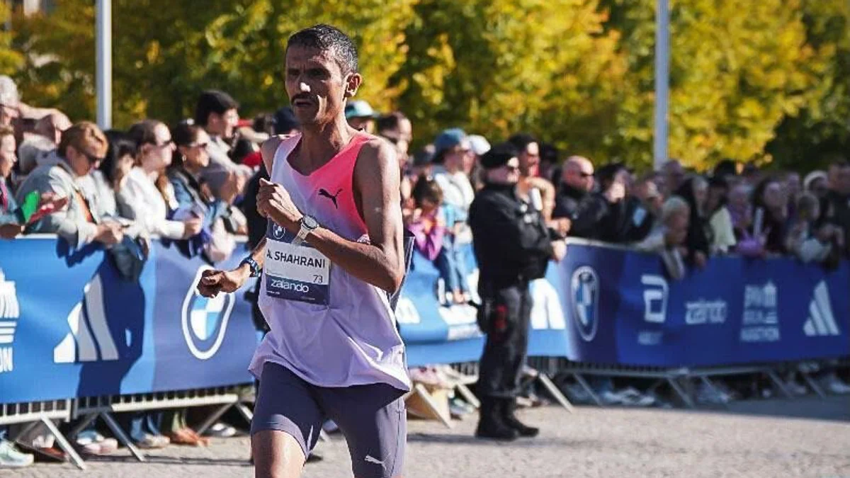 Al-Shahrani runs past the crowds on the cobbled streets of central Berlin. (Sportograf.com)