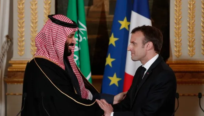 Crown Prince Mohammed bin Salman and French President Emmanuel Macron during a previous visit. (AFP/File Photo)