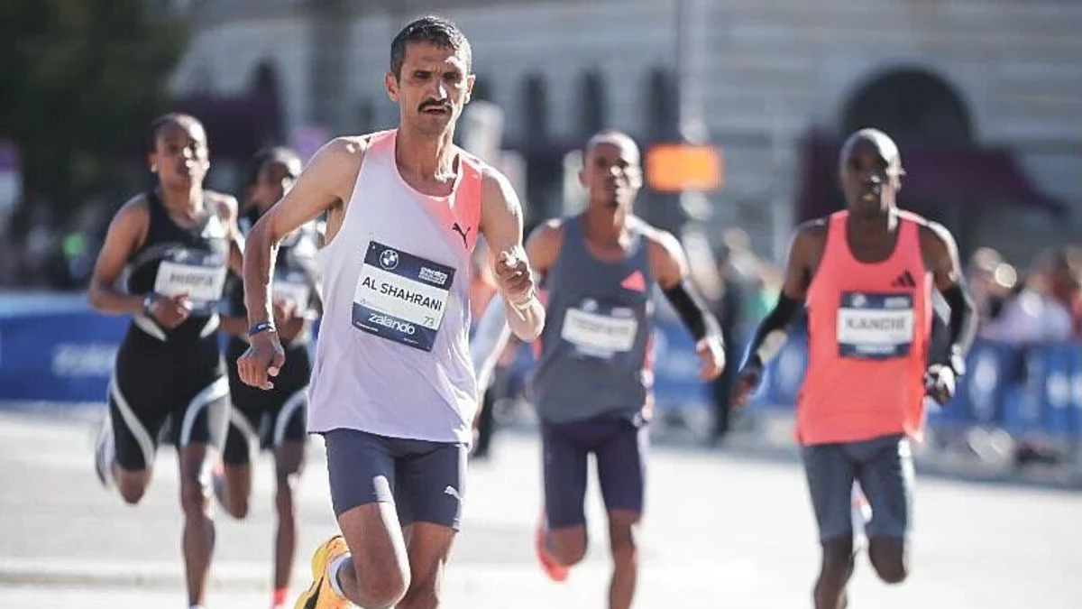 Al-Shahrani leads a group of runners on his way to breaking his own national record. (Sportograf.com)