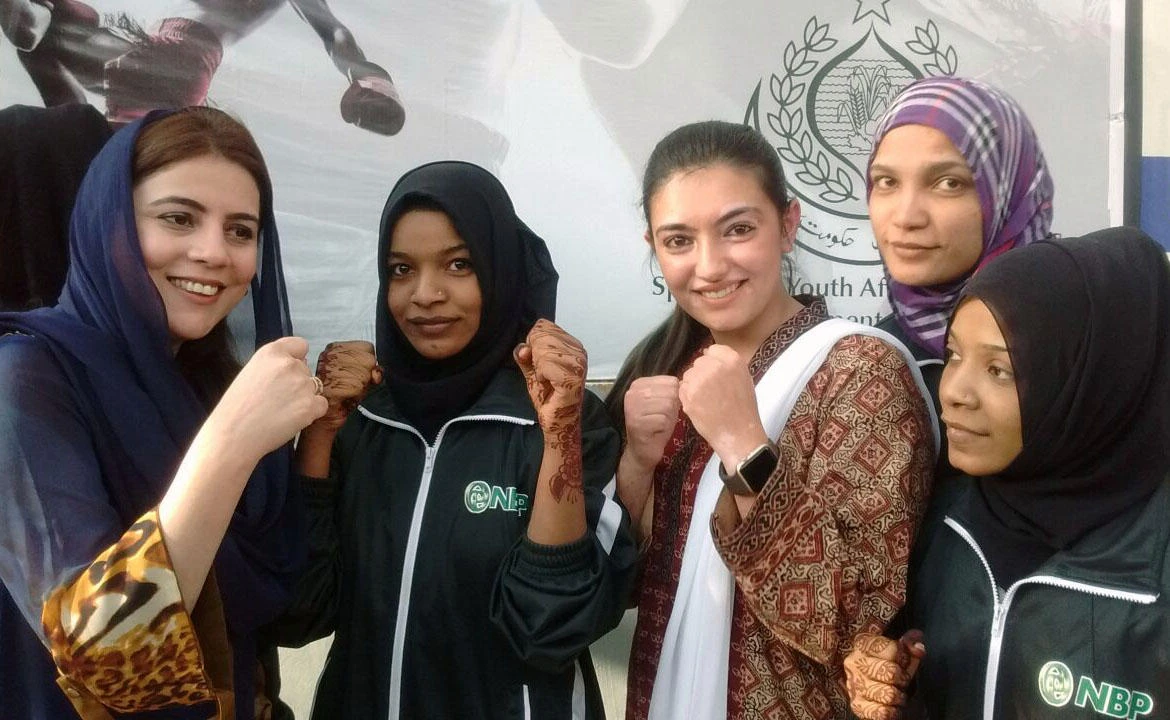 Aseefa Bhutto Zardari with girls in Young Lyari Boxing Club. (Photo by club management)