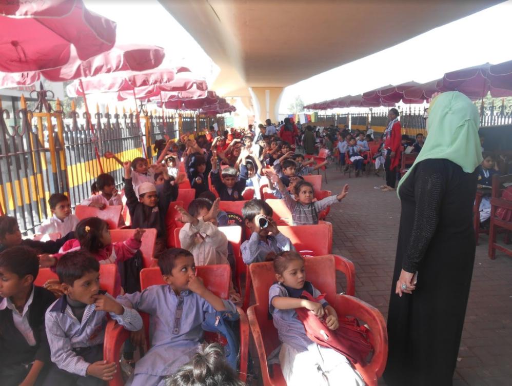 Students listen to the teacher. (AN photo)