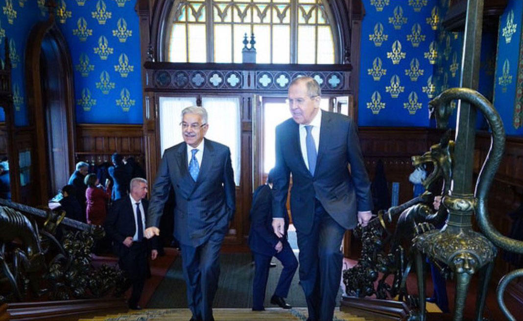 Pakistani Foreign Minister Khawaja Asif, left, with Russian counterpart Sergey Lavrov. Minister Asif is on a four-day visit to Moscow that started on Monday. (Photo courtesy: social media/Khawaja Asif)