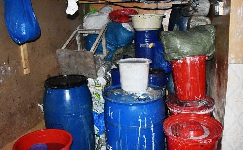 The items used in making fake shampoos of various brands in one of the factories. (social media)