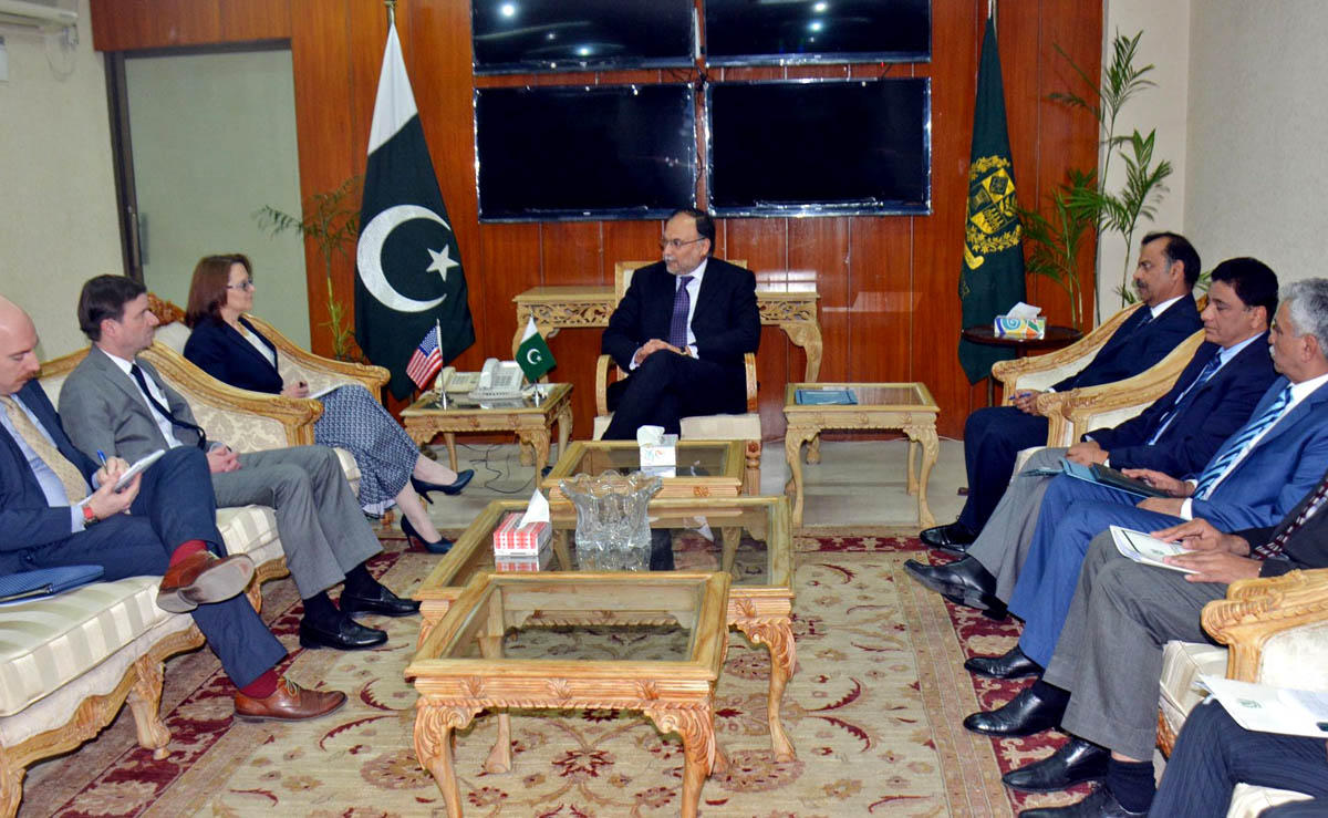 Interior Minister Ahsan Iqbal, center, in a meeting with a delegation of National Security Council in Islamabad. (Photo courtesy: Twitter @pid_gov)