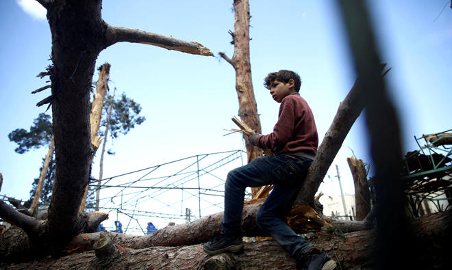 A child gathers wood in the besieged town of Douma, Eastern Ghouta, in Damascus, Syria on Mar. 9, 2018. (REUTERS)