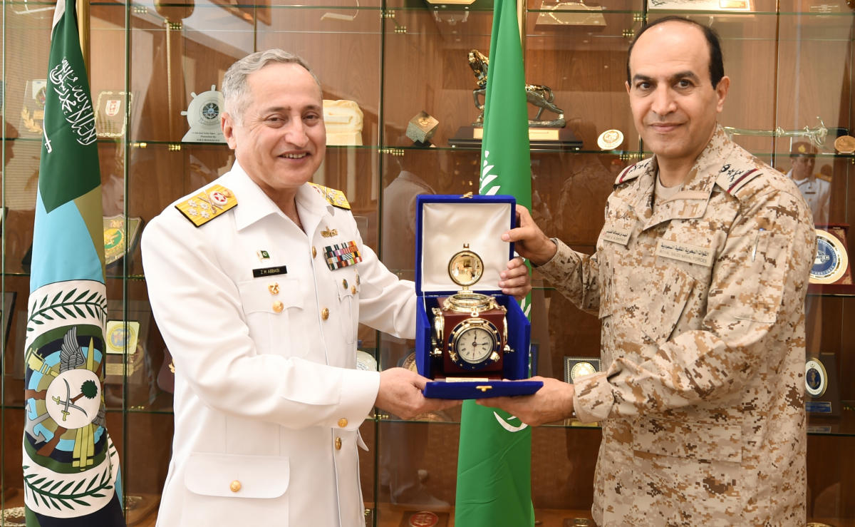 Chief of the Naval Staff Admiral Zafar Mahmood Abbasi presenting souvenir to Vice Admiral Fahad Bin Abdullah Al Ghofaily Commander Royal Saudi Naval Forces during his visit to (RSNF) headquarter at KSA. (Photo courtesy: Pakistan Navy)