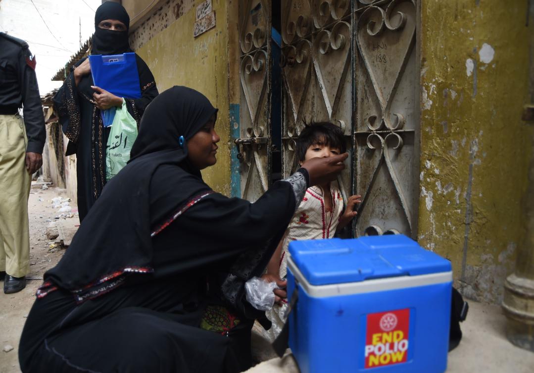 A Pakistani health worker administers polio vaccine drops to a child during a polio campaign in Karachi on March 14, 2018. Pakistan is one of only two countries in the world where polio, a crippling childhood disease, remains endemic. (AFP/Asif Hassan)