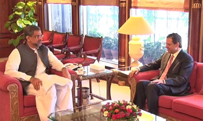 Hazrat Omar Zakhilwal (right), the Afghan ambassador to Pakistan, meets Pakistani Prime Minister Shahid Khaqan Abbasi. (Photo courtesy the Afghan ambassador’s twitter account)
