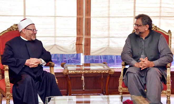 Prime Minister Shahid Khaqan Abbasi meets Egypt's Grand Mufti Dr. Shawki Ibrahim Abdel-Karim Allam in Islamabad on Thursday. (Photo/Prime Minister Office)