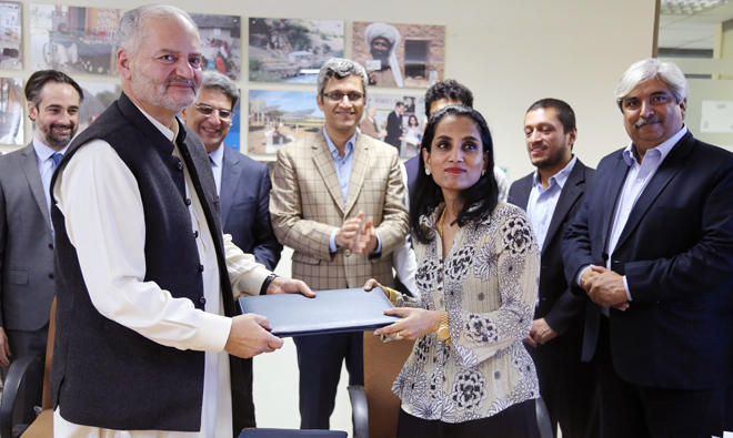 Ms. Ruvendrini Menikdiwela for UNHCR and PPAF’s Mr. Qazi Azmat Isa exchanging the livelihoods program agreement on March 28 (Photo by UNHCR)