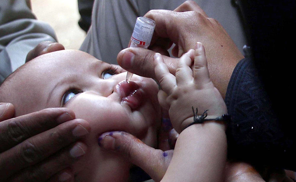 In this file photo, an anti-polio campaigner administrates vaccine to an infant in Karachi on Aug. 29, 2016. (Shutterstock)