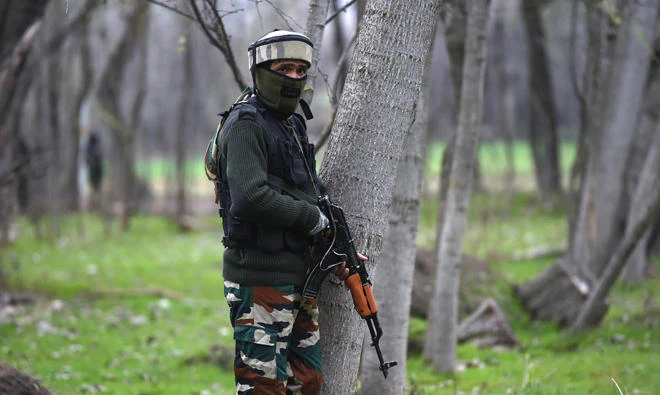In this file photo, Indian army soldiers takes a position near a gunbattle between suspected militants and government forces at Balhama area of Khanmoh on the outskirts of Srinagar on Mar. 15, 2018. (AFP)