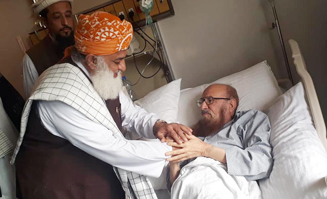 Jamiat Ulema-e-Islam-F chief Maulana Fazlur Rehman, who is also president of the Muttahida Majlis-e-Amal, enquires about the health of Maulana Samiul Haq at a hospital. (Photo shared by Hamidul Haq, son of Maulana Sami — 15 March 2018)