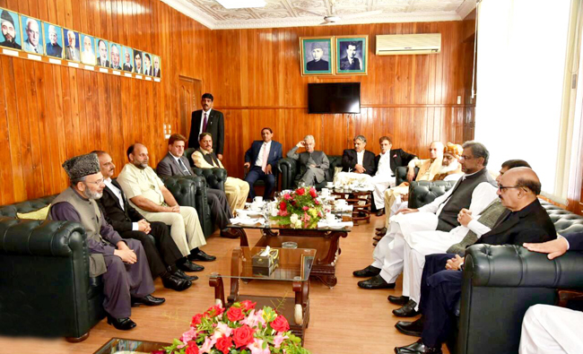 Prime Minister Shahid Khaqan Abbasi meeting with representatives of the Hurriyat Conference in Muzaffarabad on April 4. (Photo courtesy: Press Information Department)