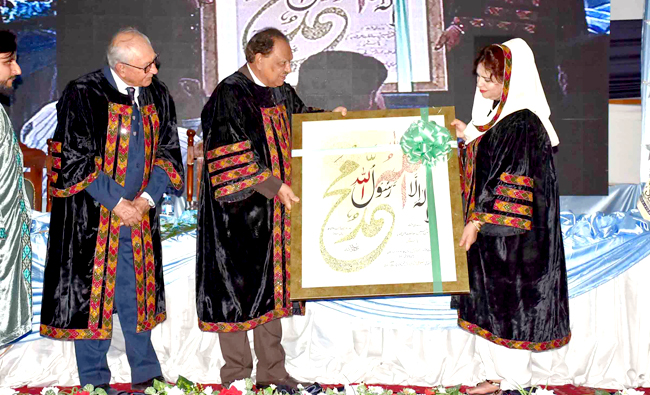 President Mamnoon Hussain being presented a souvenir by Vice Chancellor Rukhsana Jabeen during the 9th convocation of Sardar Bahadur Khan Women’s University in Quetta on April 04, 2018.