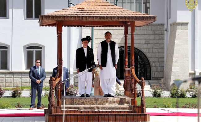 Afghanistan's President Ashraf Ghani (L) and Pakistani Prime Minister Shahid Khaqan Abbasi inspect the honor guard at the presidential palace in Kabul, Afghanistan on April 6, 2018. (REUTERS)