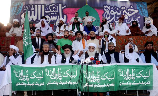 Tehreek-e-Labaik chief Khadim Hussain Rizvi, flanked by other leaders, announces the expansion of their protest country-wide until the party’s demands are met. (AN Photos by Malik Shafique)