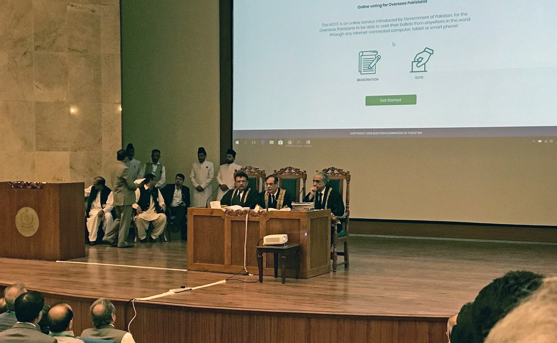 Apex court judges discuss NADRA’s e-voting system in Islamabad on April 12. (AN photo)