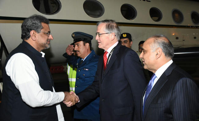 Prime Minister Shahid Khaqan Abbasi was received at the airport by the Special Representative of the British Foreign Minister, Pakistan High Commissioner to the UK, Syed Ibne Abbas, together with officials of the high commission. (Prime Minister Office)