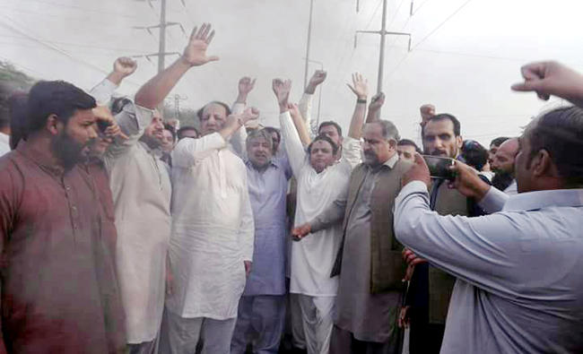 Leaders and workers of the ruling Pakistan Muslim League-Nawaz (PML-N) party can be seen chanting slogans in support of the country's former prime minister, Nawaz Sharif, and against the Chief Justice of Pakistan, Saqib Nisar in Kasur. (AN photo)