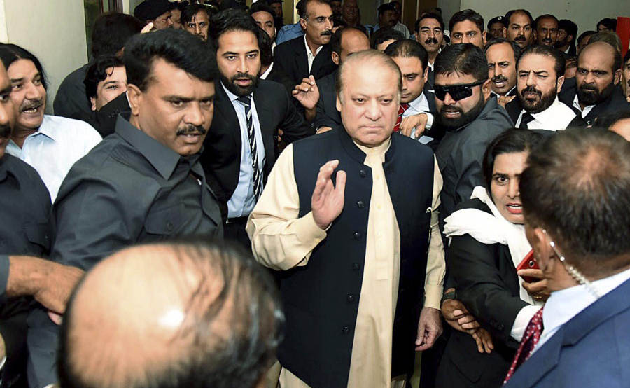 In this photo released by Pakistan Muslim League, Pakistani deposed Prime Minister Nawaz Sharif, center, arrives at an anti-corruption court in Islamabad, Pakistan, Tuesday, September 26, 2017. (File photo: Pakistan Muslim League via AP)