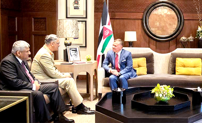 King Abdullah II of Jordan met with Pakistan’s Chairman of the Joint Chiefs-of-Staff General Zubair Mahmood Hayat on April 24, 2018 and discussed military cooperation. (Photo courtesy: Jordan’s The Royal Hashemite Court website)