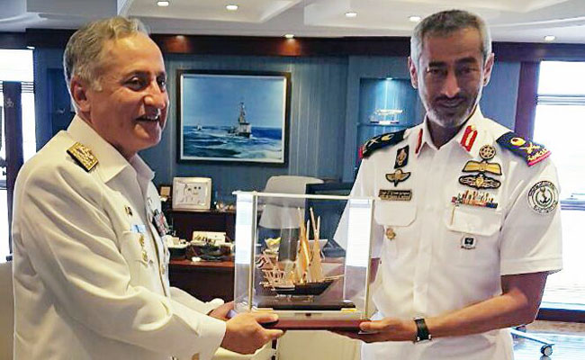 Pakistan Chief of the Naval Staff, Admiral Zafar Mahmood Abbasi, presenting souvenir to Commander United Arab Emirates Navy, Rear Admiral Sheikh Saeed Bin Hamdan Bin Mohammad Al Nahyan at Abu Dhabi during his visit to UAE. (Photo courtesy: Pakistan Navy)