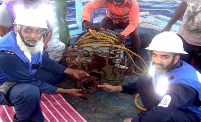 Medical team providing assistance to crew (photo by Pakistan navy)