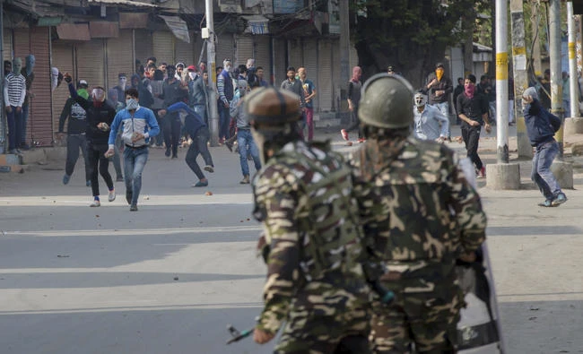 Kashmiri protesters throw stones and bricks at Indian paramilitary soldiers on the outskirts of Srinagar, Indian controlled Kashmir on April 3, 2018. (AP)