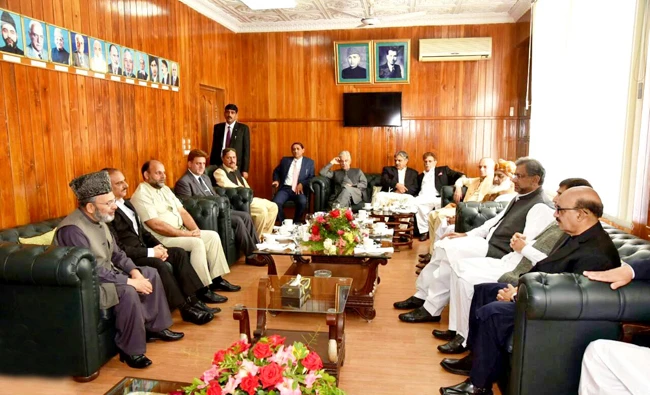 Prime Minister Shahid Khaqan Abbasi meeting with representatives of the Hurriyat Conference in Muzaffarabad on April 4. (Photo courtesy: Press Information Department)