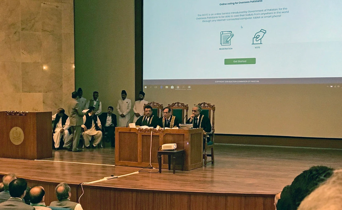 Apex court judges discuss NADRA’s e-voting system in Islamabad on April 12. (AN photo)