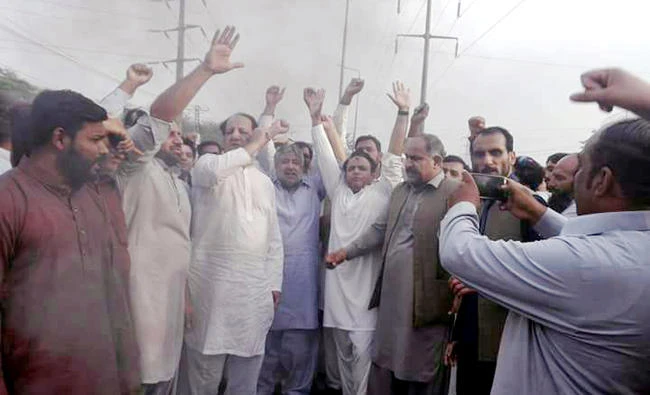 Leaders and workers of the ruling Pakistan Muslim League-Nawaz (PML-N) party can be seen chanting slogans in support of the country's former prime minister, Nawaz Sharif, and against the Chief Justice of Pakistan, Saqib Nisar in Kasur. (AN photo)