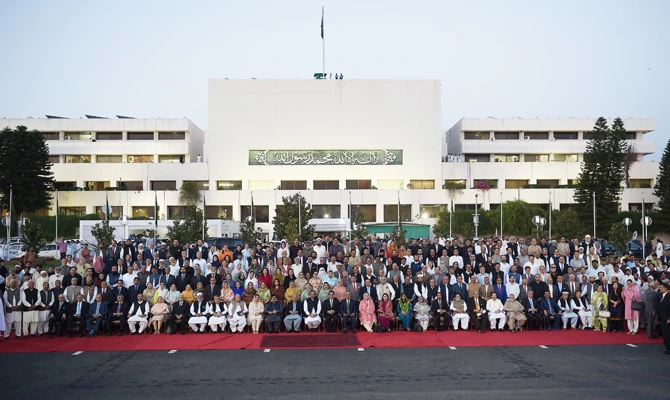 Outgoing parliamentarians pose for a group photo after the National assembly session to present 2018/19 budget in Islamabad, Pakistan on Friday, April 27, 2018.(AFP / AAMIR QURESHI)