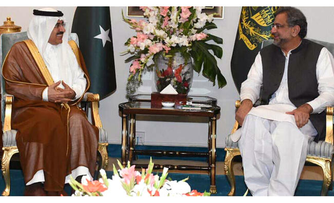 Khalid Al-Falih, minister of energy, industry and mineral resources, and his delegation met with Pakistan’s prime minister on Wednesday (photo courtesy of prime minister’s office)
