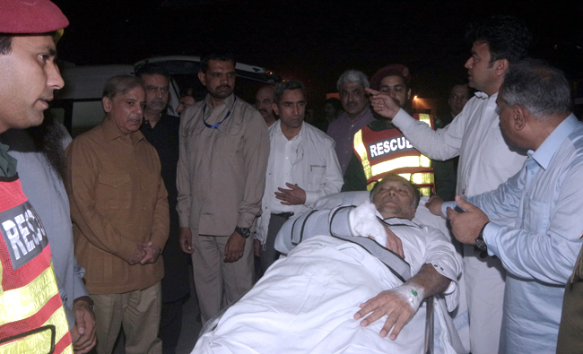 Officers and rescue workers move Pakistan's Interior Minister Ahsan Iqbal on a stretcher, after he was shot during a rally in Narowal and transported for medical attention to Lahore, Pakistan on May 6, 2018. (REUTERS)