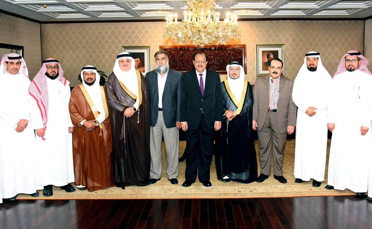 President Mamnoon Hussain in group photo with the Saudi Delegation headed by Deputy Minister of Education of Saudi Arabia Hamad Nasser A. Al-Mehrej in Islamabad on May 08, 2018. (Photo courtesy: Press Information Department)