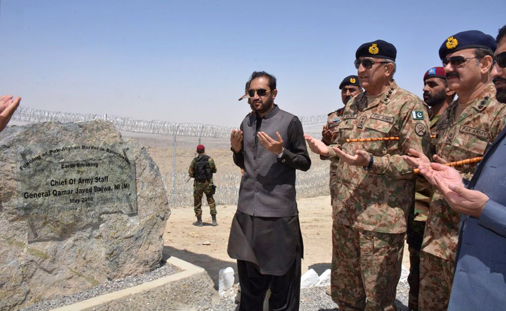 General Qamar Javed Bajwa, Chief of Army Staff (COAS), inaugurated work on border fencing along the Balochistan portion of Pak-Afghan border. (Photo courtesy: ISPR)