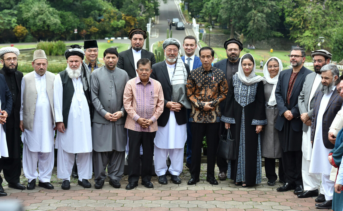 This file photo shows the president of Indonesia Jokowi with the High Peace Council of the Islamic Republic of Afghanistan, at the Presidential Palace of Bogor, West Java, Nov. 21, 2017. (Photo courtesy: Presidential palace/Jakarta)