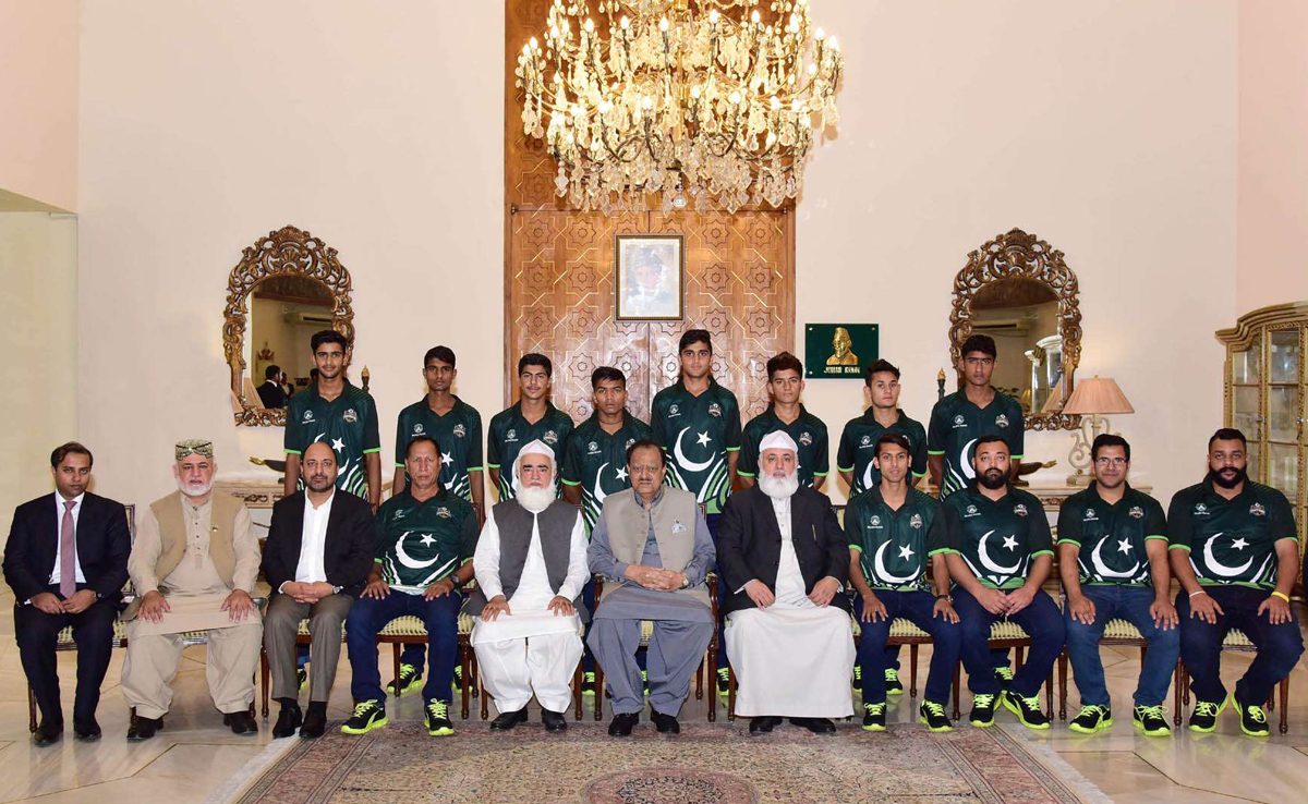 President Mamnoon Hussain in a group photo with the street child football team players (Photo courtesy: Press Information Department)