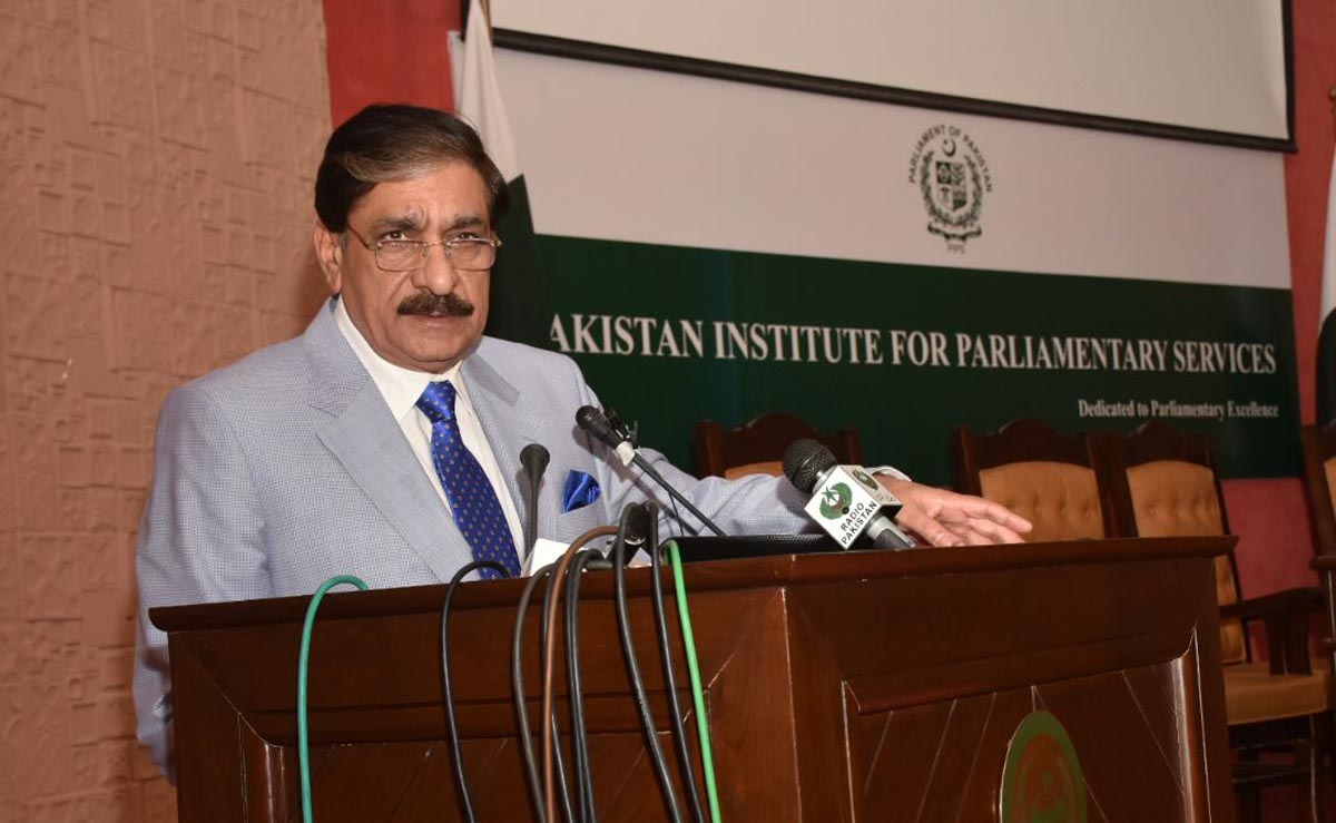 Mohammad Younus Dagha, Secretary Commerce from Pakistani and Ms Kamila Sidiqi, Deputy Minister for Industries and Commerce affixed singing an agreement at the end of three day talks (Photo courtesy: Ministry of Commerce Pakistan)