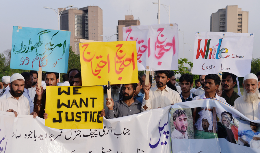 Pakistani protesters carry placards during a demonstration against the killing of a local resident in a car accident involving a US diplomat in Islamabad on April 25, 2018. (AFP)