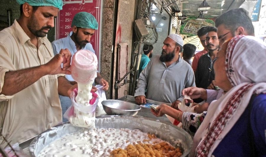 Dahi baray at Fresco Chowk Karachi. (AN photo by M.F. Sabir)
