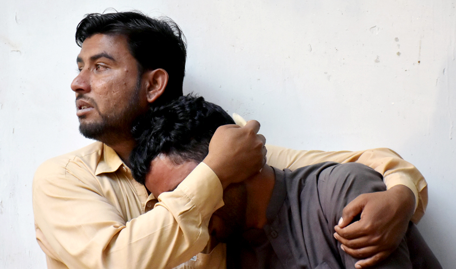 Relatives mourn the death of two police officers, who were killed by unidentified gunmen, at the hospital morgue in Quetta, Pakistan on May 27, 2018. (REUTERS)